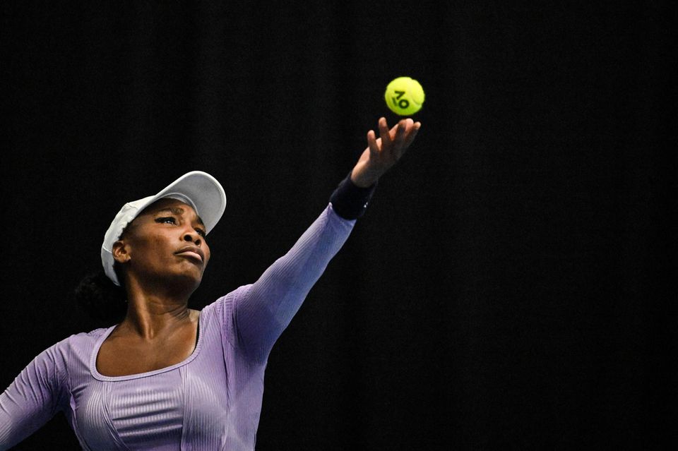 #6 Venus Williams Bei Venus Williams Einkommen ist ihr sportlicher Erfolg mittlerweile reine Nebensache. Die Tennisspielerin war 2022 nur bei vier Turnieren angetreten und hatte stets ihr erstes Match verloren. Die siebenfache Grand-Slam-Gewinnerin hatte in den vergangenen Jahren immer wieder mit Verletzungen zu kämpfen und musste 2023 auch ihre Teilnahme an den Australian Open abgesagt. Umso erfolgreicher ist Williams unter Sponsoren und Firmen, die ihr laut „Forbes“ einen sechsstelligen Betrag als Rednerin zahlen. 10,1 Mio. Dollar (0,1 Mio. Dollar vom Tennis an sich) bedeuteten Platz sechs für die fünffache Wimbledon-Gewinnerin (42).