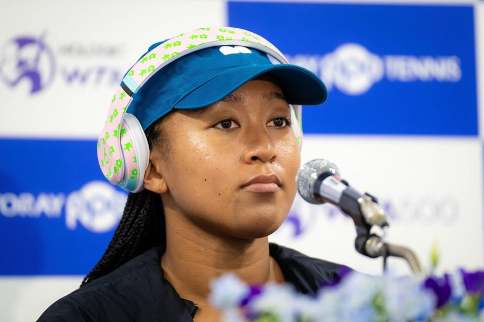 Naomi Osaka ist laut dem Ranking die mit Abstand bestbezahlte Sportlerin der Welt. „Forbes“ bezifferte ihre Einnahmen 2022 auf rund 51,1 Mio. Dollar. 50 Mio. Dollar stammten demnach aus Werbeverträgen und Unternehmungen jenseits des Tennisplatzes. Die Japanerin (25), die in den USA aufwuchs, hat den Angaben zufolge unter anderem eine Talentagentur und eine Produktionsfirma gegründet. Ihr lukrativer Werbevertrag mit der Kryptobörse FTX endete hingegen nur acht Monate nach Abschluss wegen der Pleite des Unternehmens. Die Nummer eins bei den Männern war 2022 laut „Forbes“ Fußballstar Lionel Messi mit 130 Mio. Dollar.