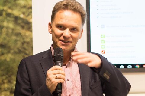 Stefan Waldhauser hat seine Firma WeWebU 2013 an das amerikanische Unternehmen Alfresco verkauft. Dort arbeitete er noch fünf Jahre, ehe er 2018 Profi-Investor wurde