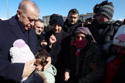Der türkische Staatschef Recep Tayyip Erdogan besucht das Erdbebengebiet und spricht mit Betroffenen