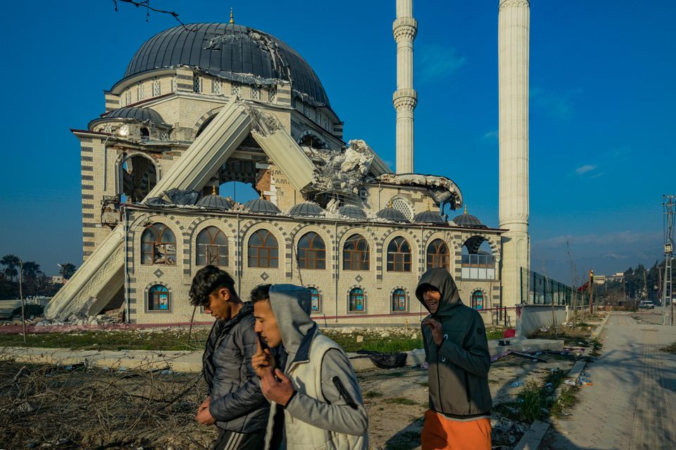 In der Stadt Antakya brachte das Beben das Minarett einer Moschee zum Einknicken