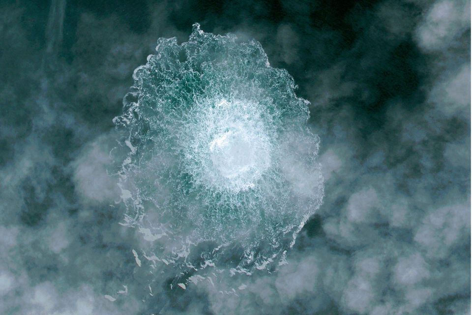 In der Nacht zum 26. September registrierten Messstationen einen plötzlichen Druckabfall in den Nord-Stream-Pipelines. Aufnahmen wie dieses Satellitenbild zeigten dann das Ausmaß des Lecks