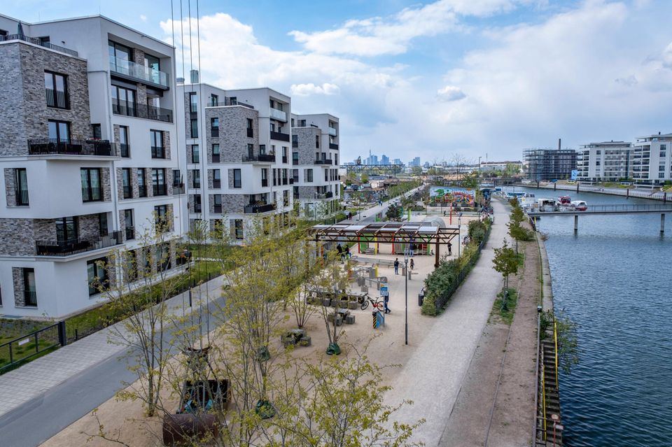 Der Deutsche Mieterbund schlägt Alarm – mal wieder, denn die Lage spitzt sich zu. „Studie ermittelt für 2023 Rekord-Wohnungsdefizit: Über 700.000 Wohnungen fehlen“, meldete der Mieterbund im Januar 2023. Laut dem Datendienst Statista wurden 2021 bundesweit durchschnittlich etwa 35 neue Wohnungen je 10.000 Einwohner gebaut. Hessen lag in dem Ranking auf Basis von Zahlen des Statistischen Bundesamtes mit 36 gebauten Wohnungen knapp darüber und kam im Deutschlandvergleich auf Platz sieben.