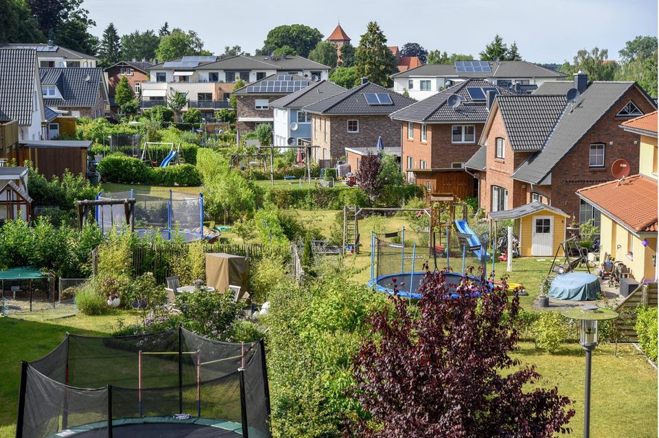 Nicht nur der Stadtstaat Bremen schlug sich beim Bau neuer Wohnungen vergleichsweise gut. Auch Berlin schnitt als Ballungsraum vorne im Ranking ab. In der Hauptstadt entstanden den Angaben zufolge 2021 durchschnittlich 43 neue Wohnungen je 10.000 Einwohner. Auf dasselbe Ergebnis kam Schleswig-Holstein. Zum Vergleich: Hamburg zählte nur 25 neue Wohnungen. Dafür wurde die Hansestadt vom Mieterbund als „Musterland des sozialen Wohnungsbaus“ gewürdigt.