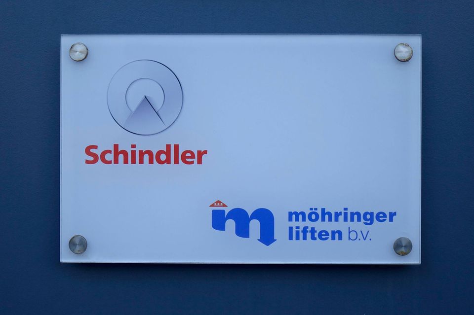 Die Aufzugtechnik aus vielen deutschen Büro- und Wohngebäuden steckt auch in einigen der höchsten Wolkenkratzer der Welt. Der Aufzugbauer Schindler wurde 1874 in der Schweiz gegründet. Das Unternehmen sorgt unter anderem im Ping An Finance Center in Shenzhen für ein möglichst reibungsloses Kommen und Gehen. Das mit 599 Metern vierthöchste Gebäude der Welt ist allerdings mit Aufzügen von gleich vier Herstellern ausgestattet. Schindler soll laut der Datenbank des Council on Tall Buildings and Urban Habitat auch die Aufzüge für den Uptown Dubai Tower 1 liefern. Das Gebäude wird den Planungen zufolge eine Höhe von 711 Metern erreichen.