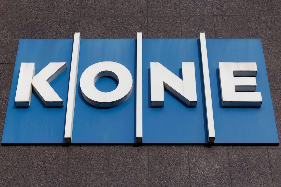 Kone Industrial ist ein finnischer Aufzughersteller und wurde 1910 gegründet. Er sollte laut der Datenbank die Aufzuganlagen für den mittlerweile berüchtigten Jeddah Tower liefern, das mit 1000 Metern geplante höchste Gebäude der Welt. Dessen Fertigstellung erscheint aber zunehmend unwahrscheinlich. Eingebaut wurden hingegen die Kone-Aufzüge im Makkah Royal Clock Tower in Mekka, dem dritthöchsten Wolkenkratzer der Welt (601 Meter).