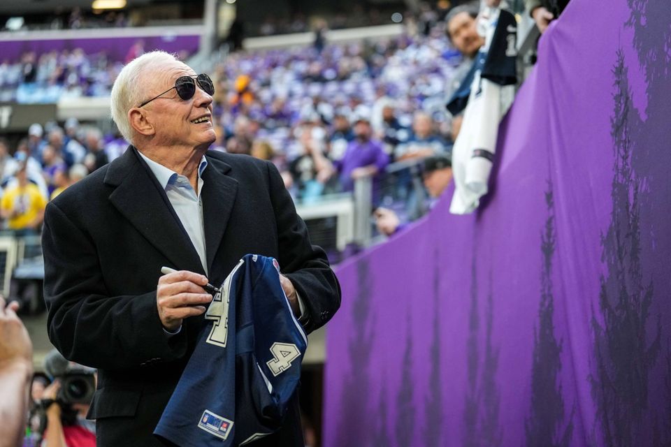 Jerry Jones hat in jungen Jahren College-Football gespielt, als Ölunternehmer wurde er reich. Die Leidenschaft für den Sport ist geblieben: Für 140 Mio. Dollar kaufte er 1989 den American Football-Club Dallas Cowboys. Mittlerweile wird der legendäre Club laut Forbes mit 8 Mrd. Dollar bewertet. 