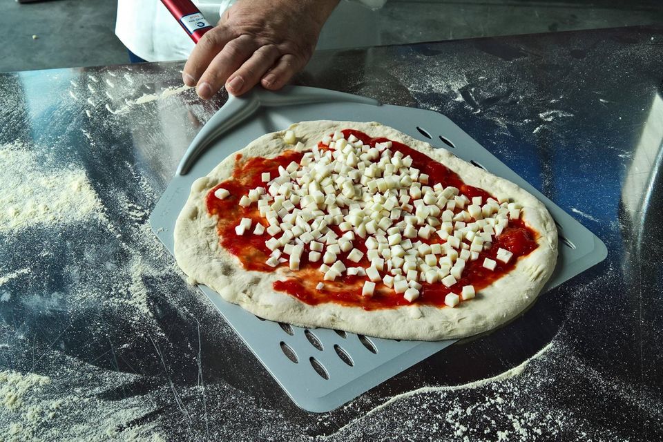Wer steckt hinter dem Käse auf der Pizza? James Leprino. Er ist der größte Mozarellahersteller der Welt und versorgt unter anderem Domino's, Papa John's and Pizza Hut mit Käse. Sein Vermögen wird auf 1,9 Mrd. Dollar geschätzt. Dabei begann alles im Krämerladen des Vaters in Denver, Colorado. Heute bestimmt Sohn James Leprino maßgeblich, welcher Käse den Amerikanerinnen und Amerikaner auf die Pizza kommt. 