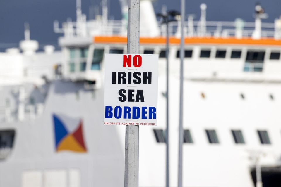 Ein Schild an einem Laternenpfahl vor dem Hafen von Larne mit der Aufschrift "No Irish Sea Border"