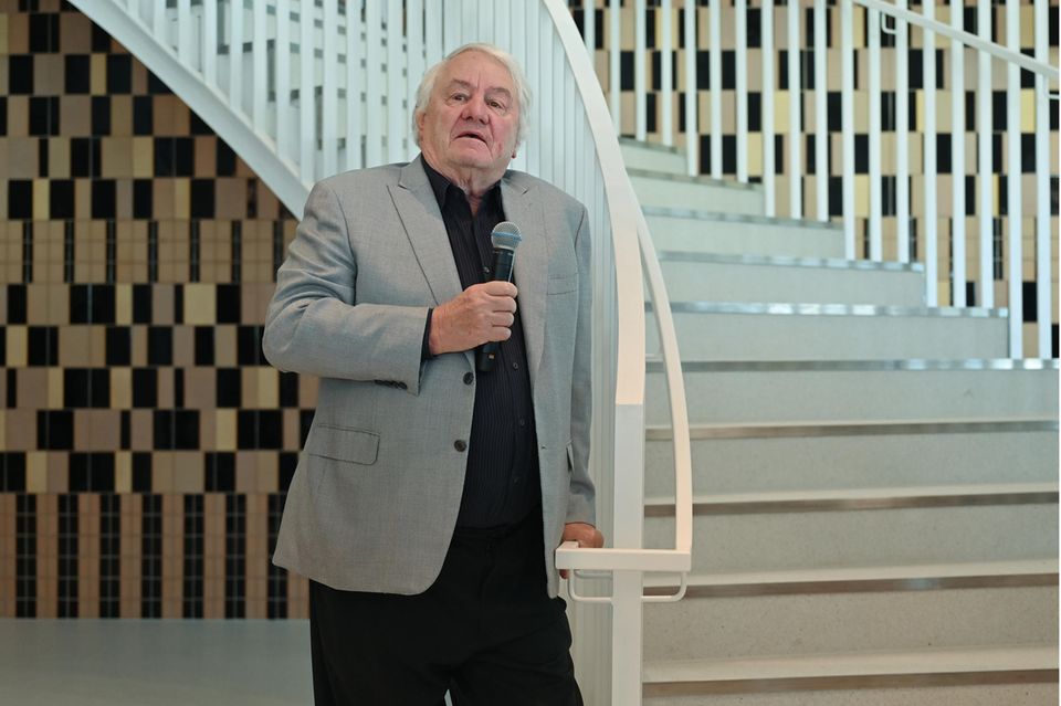 Im Februar 2023 wurde schließlich bekannt, dass sich Plattner (hier zu sehen bei der Eröffnung einer Kunsthalle 2022) sich 2024 vom Vorsitz des Aufsichtsrats zurückziehen wird. Er wird dann 80 Jahre alt sein. In den letzten Jahren wurden vermehrt Forderungen von Investoren laut, Plattner solle sich endlich aus dem Kontrollgremium zurückziehen. 