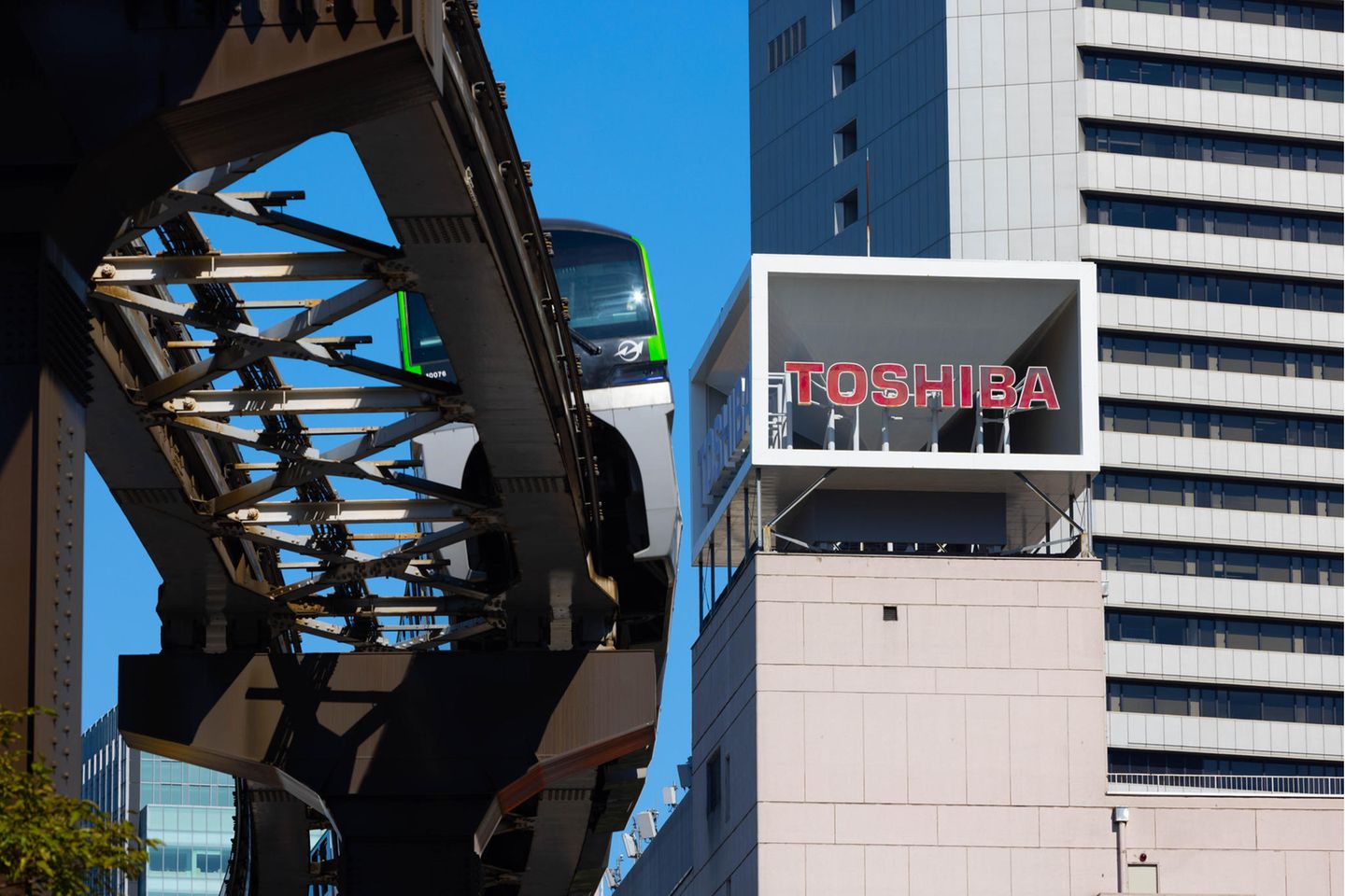 Das Logo der Marke Toshiba vor der Konzernzentrale in Tokio