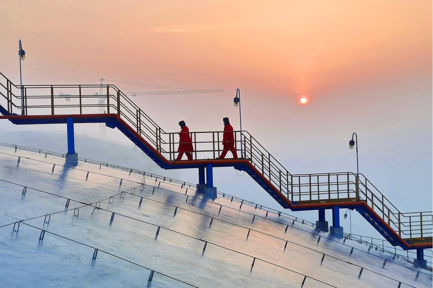 Chinesische Arbeiter machen sich an einem LNG Terminal der Sinopec Gruppe an die Arbeit