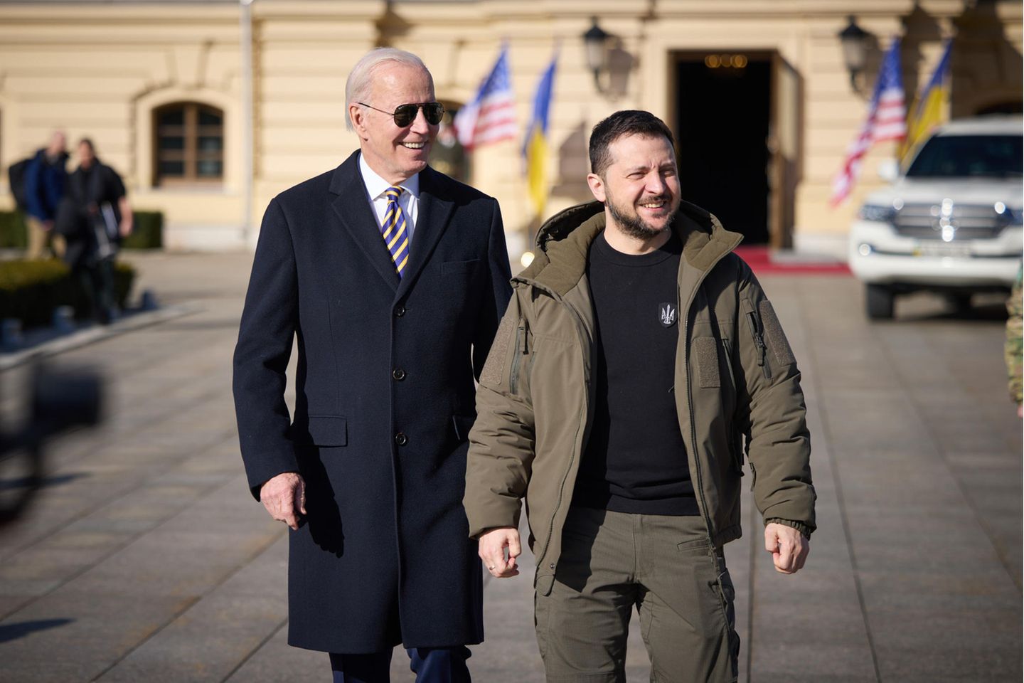 Überraschungsbesuch: US-Präsident Joe Biden (l.) reiste nach Kiew und traft sich dort mit dem ukrainischen Präsidenten Wolodymyr Selenskyj 