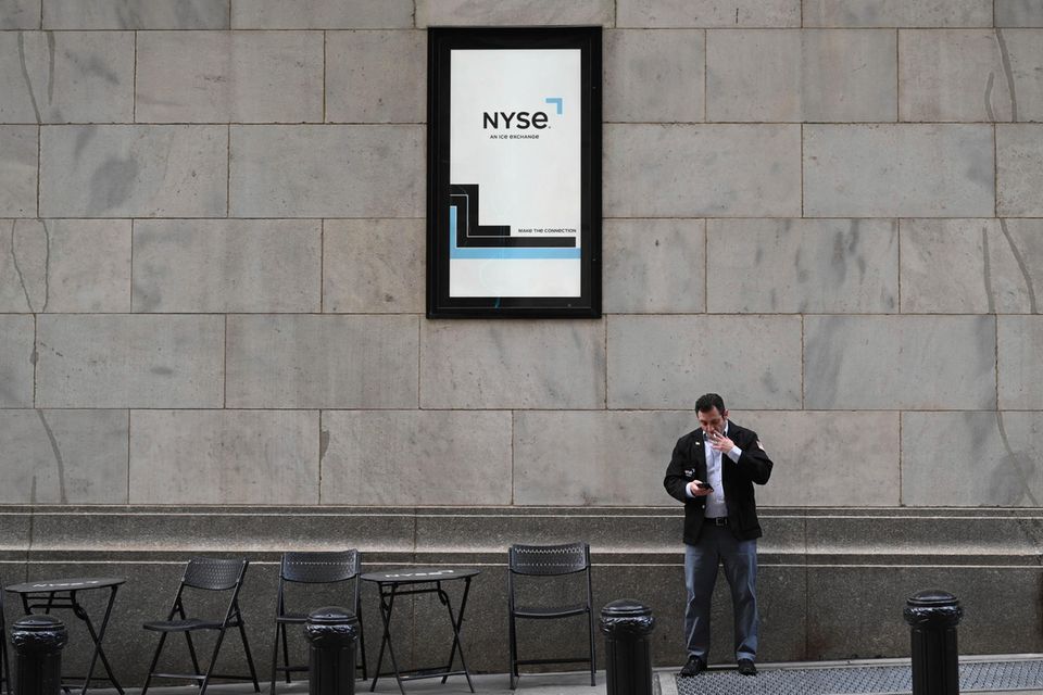 Ein Aktienhändler gönnt sich eine Pause vor der New Yorker Börse