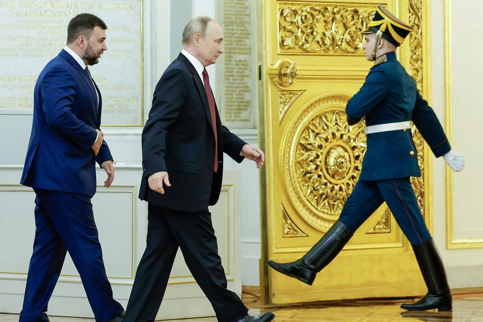 Denis Puschilin von der international nicht anerkannten sogenannten Donezker Volksrepublik und Russlands Präsident Wladimir Putin im September 2022 bei einer Zeremonie im Kreml