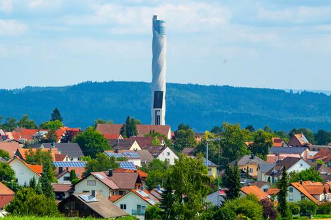 Mit 246 Metern überragt der TKE-Testturm bei Weitem die Kirche des Ortes Zimmern ob Rottweil