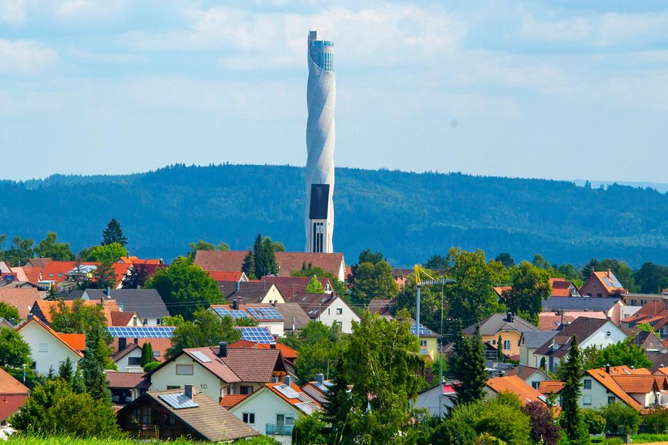Mit 246 Metern überragt der TKE-Testturm bei Weitem die Kirche des Ortes Zimmern ob Rottweil