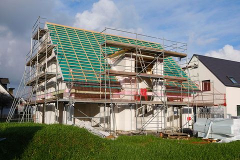Haus im Rohbau mit Gerüst