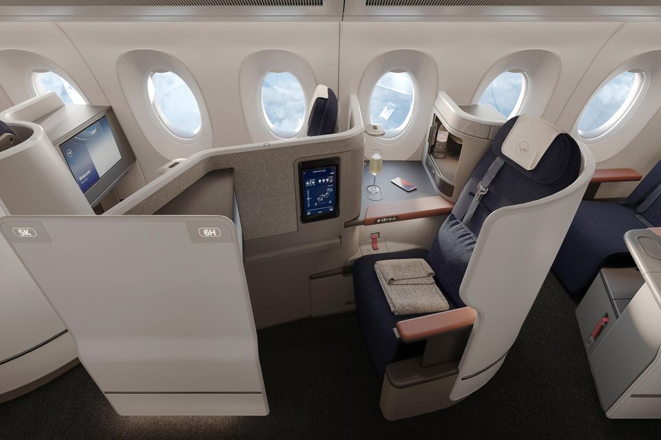 In der Business Class kann sich der Passagier erstmals von den anderen isolieren. Beispielsweise in einer Doppelsuite im Innenbereich oder einer Einzelsuite mit Fensterblick und extra Arbeitsfläche. 