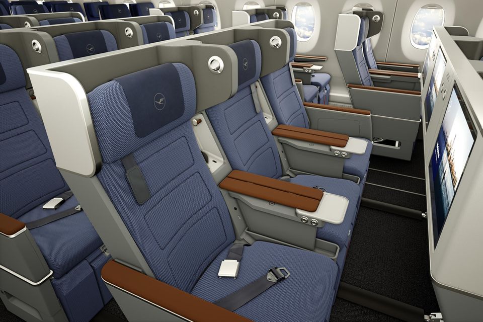 Die Sitze in der Premium Economy Class waren schon immer etwas komfortabler, mit einem Hartschalendesign soll das auch weiterhin so bleiben. Durch das Design soll der Hintermann nichts mehr davon spüren, wenn der vor ihm sitzende Fluggast seinen Sitz in Schlafposition bringt.
