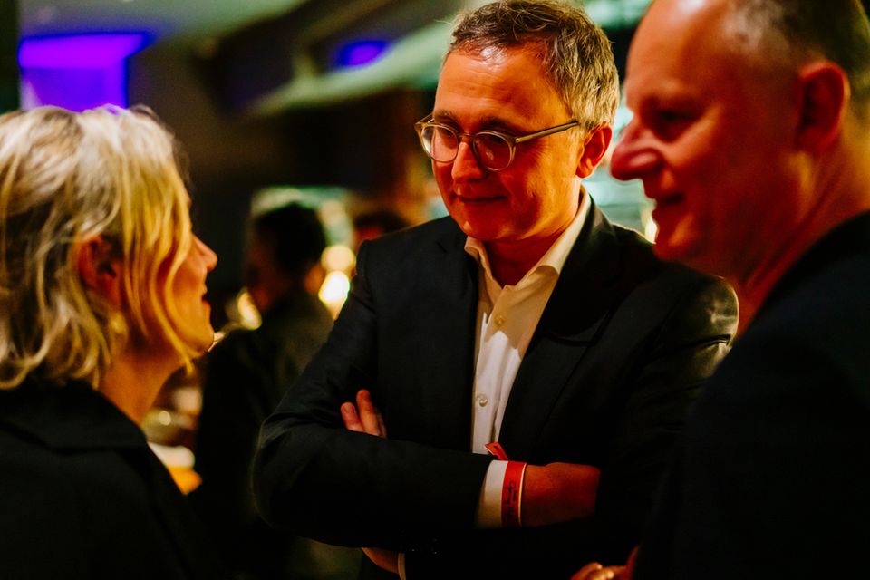 Uhren: Judith Borowski und Florian Langenbucher (beide Nomos Glashütte) mit Capital-Chefredakteur Timo Pache (M.) Judith Borowski und Florian Langenbucher (beide Nomos Glashütte) mit Capital-Chefredakteur Timo Pache (M.)