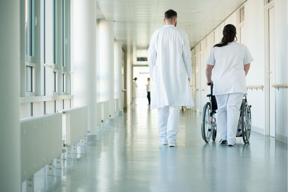 Der Datendienst Statista hat die Entwicklung der vier größten privaten Klinikbetreiber in Deutschland untersucht. Die Zeitleiste reicht von 2007 bis 2021. Sie verdeutlicht, wie sehr das Geschäft mit der Gesundheit gewachsen ist – aber auch, wie stark die Branche mittlerweile von einem Marktführer dominiert mit. 2007 lagen die heute vier größten Unternehmen den Angaben zufolge noch recht eng beieinander. Ihre Jahresumsätze bewegten sich demnach zwischen 0,95 und 2,02 Milliarden Euro. 