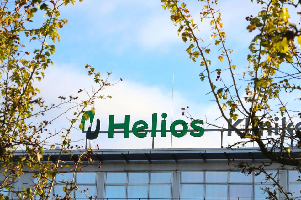 Fusionen und Übernahmen prägen auch den Gesundheitsmarkt. 1994 gründet der Gefäßchirurg Lutz Helmig die Helios Kliniken GmbH. Bis 2005 wurden aus anfangs vier Kliniken 24 Krankenhäuser. Die verkaufte der Gründer in jenem Jahr an den Gesundheitskonzern Fresenius. Der setzte auf rasches Wachstum.