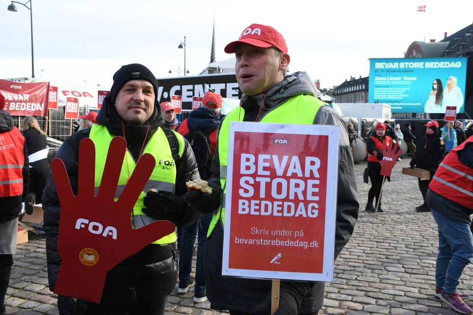 "Behaltet 'store bededag'!" – Gewerkschaftsprotest gegen die Abschaffung des Feiertags in Kopenhagen "Behaltet 'store bededag'!" – Gewerkschaftsprotest gegen die Abschaffung des Feiertags in Kopenhagen