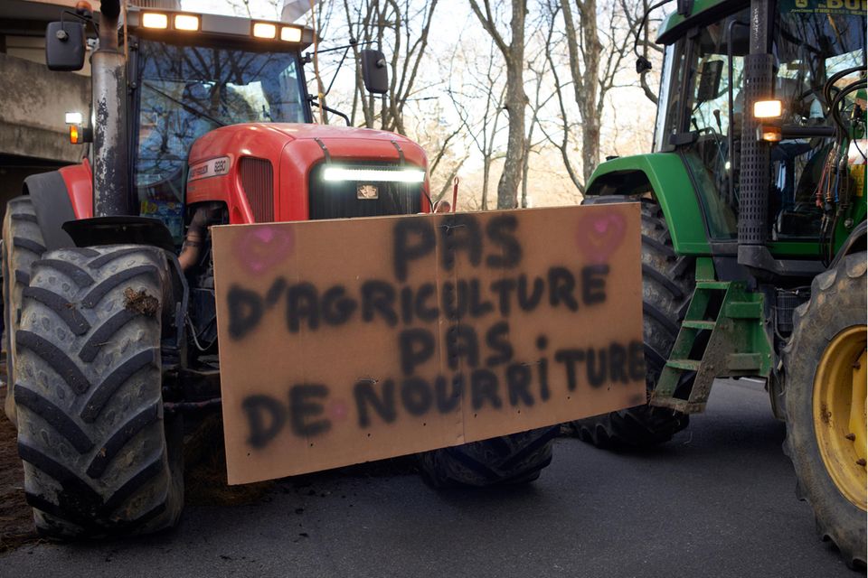„Ohne Landwirte keine Nahrungsmittel“. Französische Bauern protestieren mit ihren Traktoren in der Stadt Toulouse gegen neue Vorschriften zum Umgang mit Wasser.