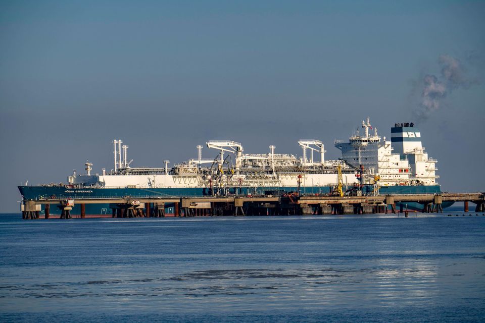 Ein Flüssiggas-Schiff legt in Wilhelmshaven an