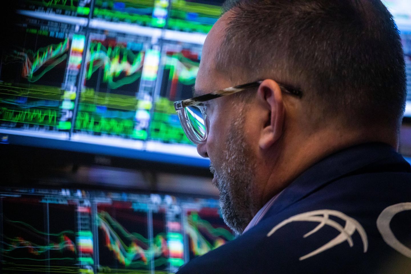 Ein Händler an der New Yorker Börse schaut auf seine Bildschirme