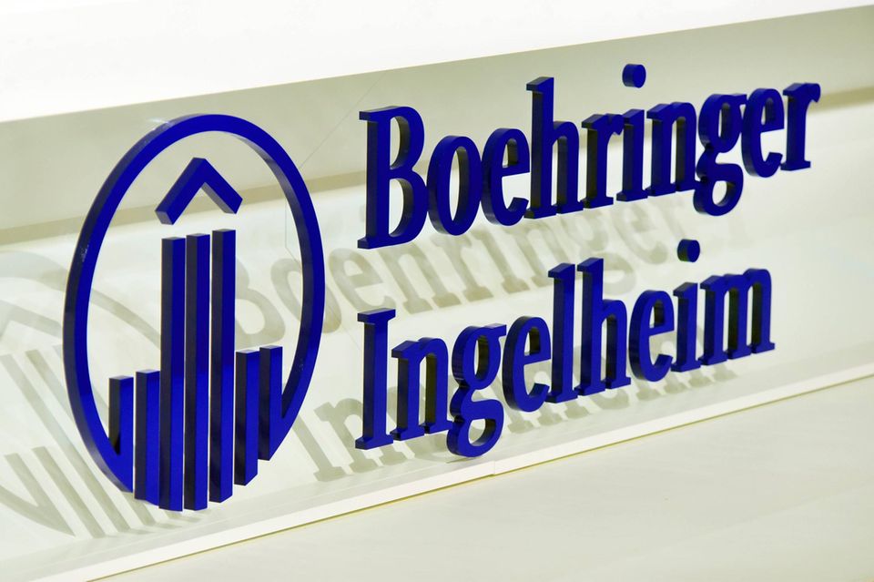 Auf Platz neun blieb es mit der CH Boehringer Sohn AG ebenfalls beim Alten. Das 1885 gegründete Privatunternehmen befindet sich dem Ranking zufolge weiterhin vollständig in Familienbesitz. Der Umsatz lag demnach zuletzt bei 24,4 Mrd. Dollar. Das reichte für die Konzernmutter des Pharmakonzerns Boehringer Ingelheim im weltweiten Vergleich für Platz 70.