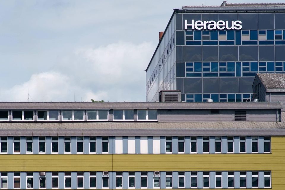Einen Platz auf Rang sieben verbessern konnte sich hingegen die Heraeus Holding. Im Gesamt-Ranking ging es herauf vom 59. auf den 48. Platz. Der Family Business Index bezifferte den Umsatz auf zuletzt 33,3 Mrd. US-Dollar. Heraeus ist ein Portfoliounternehmen in Familienbesitz. Zu ihm gehören Firmen aus den Bereichen Umwelt, Elektronik, Gesundheit und industrielle Anwendungen. Die Wurzeln des Unternehmens gehen auf eine 1660 gegründete Apotheke zurück. Offizielles Gründungsjahr der heutigen Firma ist 1851. Die Familie kontrolliert den Angaben zufolge 94,6 Prozent des Unternehmens, ist aber nicht in der Firmenleitung vertreten.
