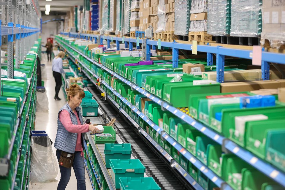 5 Phoenix Pharmahandel Phoenix Pharmahandel konnte sich unter den 500 größten Familienunternehmen weltweit vom 43. auf den 41. Platz verbessern (Umsatz: 37,4 Mrd. Dollar). Das bedeutete für das komplett von der Familie Merckle kontrollierte Unternehmen in Deutschland Platz fünf. Adolf Merckle hatte von seinem Vater Ludwig das Pharmaunternehmen Merckle GmbH geerbt. 1994 entstand durch den Zusammenschluss mehrerer regionaler Pharmagroßhändler die Phoenix Group. Die war nach eigenen Angaben von Anfang der Marktführer in Deutschland.