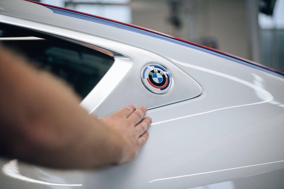 Zwei deutsche Unternehmen haben es 2023 in die globalen Top 10 geschafft. BMW belegte mit einem Umsatz von 131,6 Mrd. Dollar erneut Rang sechs und hierzulande Platz zwei. Sie waren der größte börsennotierte Familienkonzern Deutschlands. Börsennotierte Unternehmen wurden als Familienunternehmen gewertet, wenn die Familie mindestens 32 Prozent der Anteile und Stimmrechte hält. Die Familie Quandt kontrolliert den Angaben zufolge 46,8 Prozent des Unternehmens. Der Industrielle Herbert Quandt hatte Anfang der 1960er Jahre den in Geldnot geratenen Autobauer saniert.