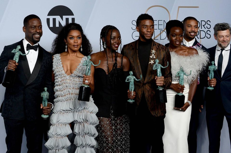 „Black Panther: Wakanda Forever“ geht mit fünf Nominierungen ins Rennen um die Oscars. Die Fortsetzung blieb nach dem Tod des Hauptdarstellers Chadwick Boseman mit einem Einspielergebnis von 859 Mio. Dollar weit hinter dem Vorgänger zurück. Der Marvel-Film ist bei der 95. Oscar-Verleihung in diesen Kategorien nominiert: Nebendarstellerin (Angela Bassett), Musik/Original Song („Lift Me Up“), visuelle Effekte, Kostümdesign, Make-up & Haar.