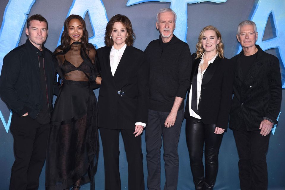 #9 „Avatar: The Way of the Water“: vier Nominierungen „Avatar: The Way of the Water“ schickt sich an, den Vorgänger als erfolgreichster Film aller Zeiten abzulösen. Regisseur James Cameron hat in den Allzeit-Charts bereits seinen Hit „Titanic“ überrundet und liegt mit seinem neuen Werk auf Platz drei. Aber reicht der Kassenerfolg bei den Oscars 2023 für den Gewinn in der Kategorie „Bester Film“? Eine Regie-Nominierung gab es für Cameron dieses Mal nicht. Sein Film tritt stattdessen noch in diesen Sparten an: visuelle Effekte, Ton, Produktionsdesign.