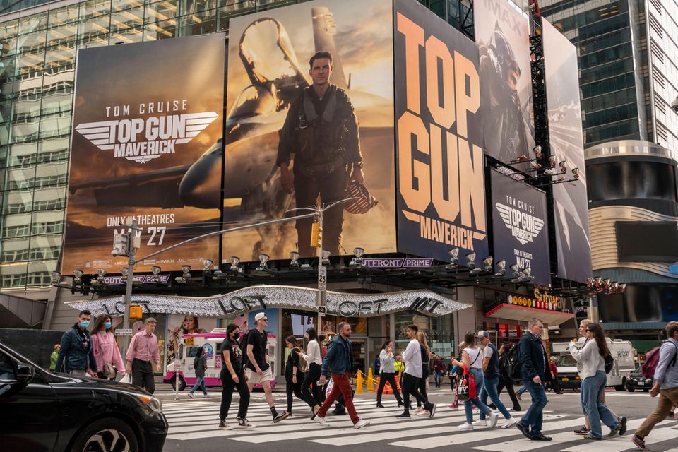 Tom Cruise hat sich mit „Top Gun: Maverick“ gleich in mehrfacher Sicht ein Denkmal gesetzt. Er lieferte nicht nur ein extrem erfolgreiches Sequel zu einem fast 40 Jahre alten Film ab und bewies mal wieder, dass aufwändige Stunts auch im CGI-dominierten Hollywood ihren Platz haben. Ihm gelang zudem das Kunststück, das heikle Thema (die Ausbildung junger US-Kampfpiloten) so zu präsentieren, dass auch ein globales Publikum mitfiebern wollte. Möglicherweise spielte bei dem Erfolg der Umstand eine Rolle, dass Russland drei Monate vor dem Kinostart die Ukraine angegriffen hatte. Die Bundeswehr nutzte jedenfalls die Gelegenheit und warb vor „Top Gun: Maverick“ um Rekruten. 1,5 Mrd. Dollar machten den Film zur um Welten abgeschlagenen Nummer zwei des Kinojahres 2022.