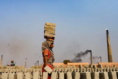 Eine Frau in Bangladesch bei der Arbeit in einer Ziegelei