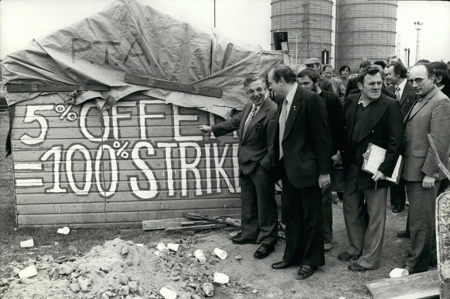 Gewerkschaftsmitglieder zeigen auf einen Streik-Slogan beim Ford-Werk in London-Dagenham