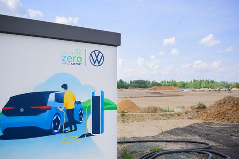 Ein Bild auf einer Wand im VW-Werk Salzgitter zeigt ein landendes Elektroauto neben einer Großbaustelle.