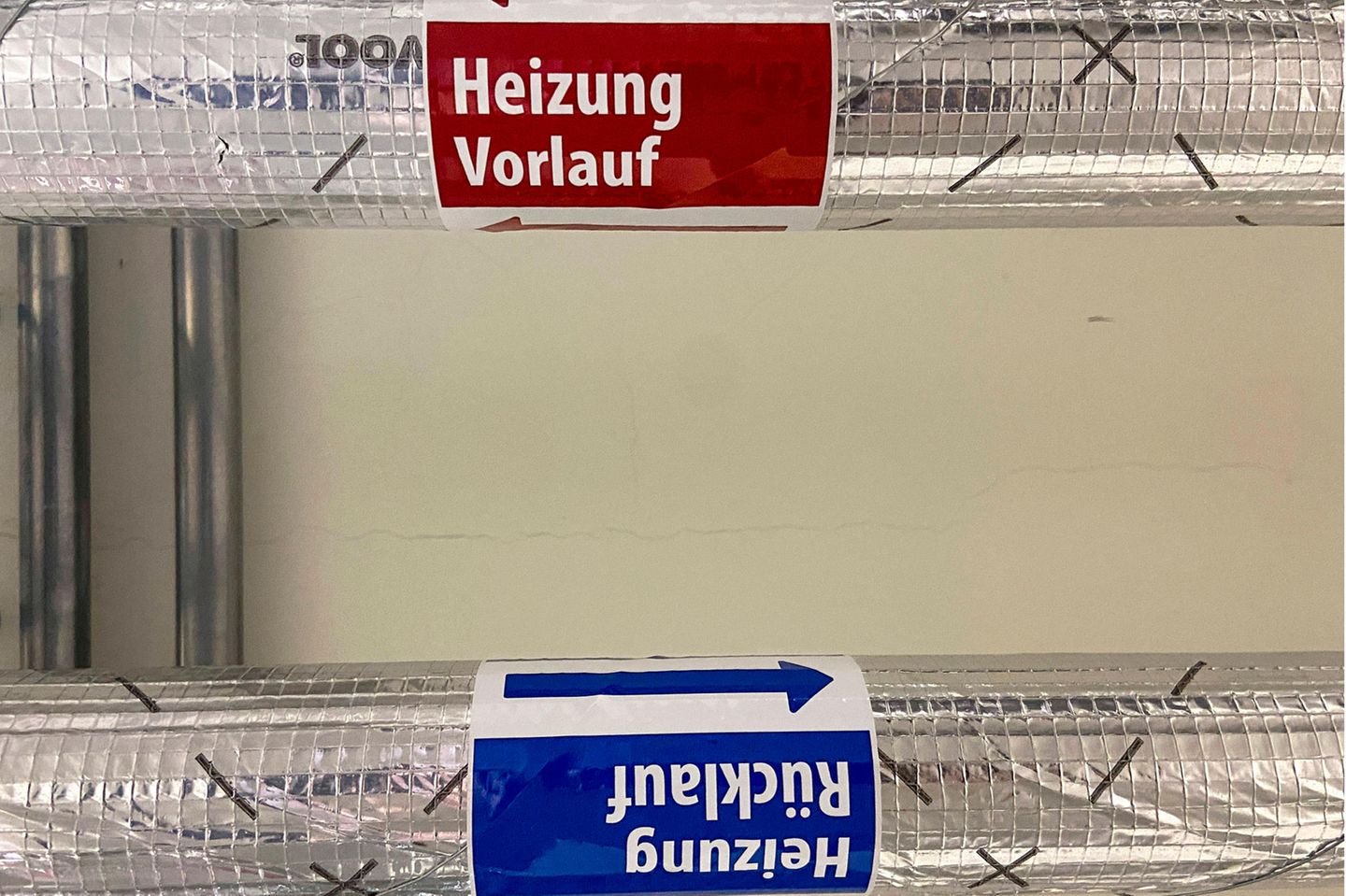 Heizungsrohre Vorlauf und Rücklauf mit Wärmedämmung