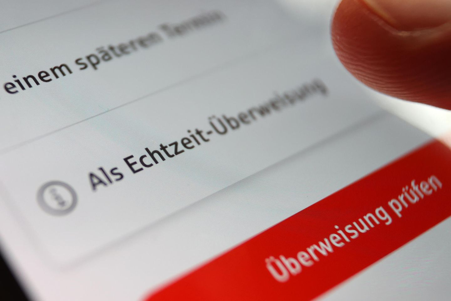 In einer App der Sparkasse gibt es verschiedene Optionen der Überweisung.