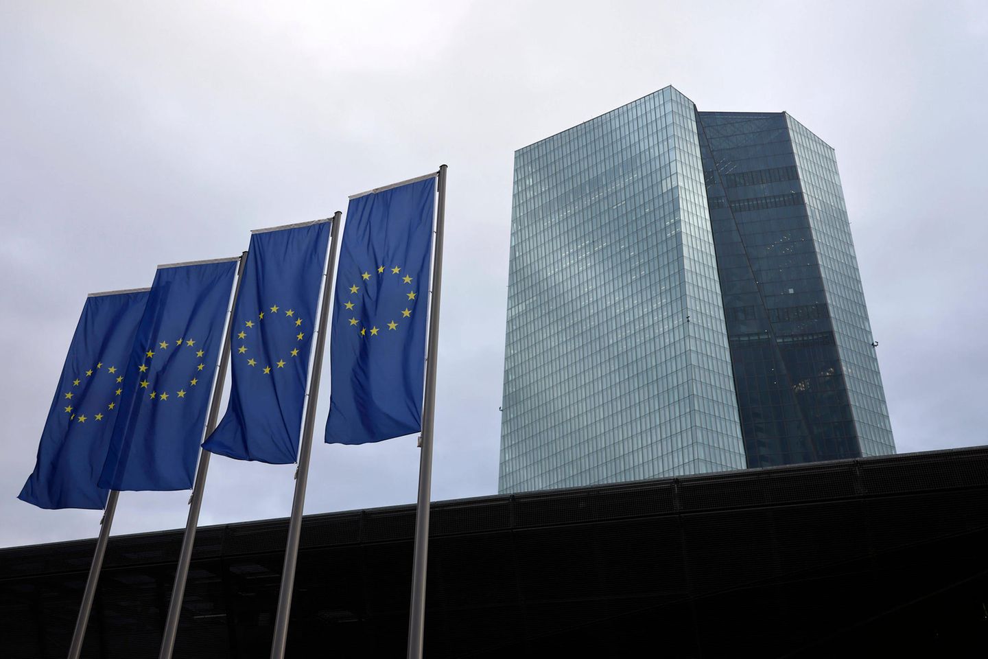 EZB-Gebäude in Frankfurt. Die Zentralbank hat den Einlagezinssatz am Donnerstag um weitere 50 Basispunkte auf drei Prozent angehoben