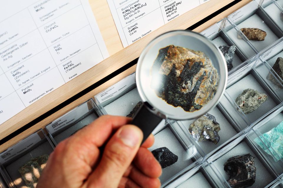 Seltene Erden sind essentiell für die Herstellung vieler Produkte, die die digitale Welt am Laufen halten. Dazu gehören Akkus, Halbleiter oder Magnete für Elektromotoren. Diese Rohstoffe sind aber, wie der Name nahelegt, sehr selten und kommen in Deutschland kaum vor. „Umso größer ist die Abhängigkeit vom Import“, stellte das Statistische Bundesamt (Destatis) kürzlich fest. Laut der Behörde wurden von Januar bis November 2022 rund 5300 Tonnen seltene Erden nach Deutschland eingeführt. Ihr Wert belief sich auf 49,3 Mio. Euro.