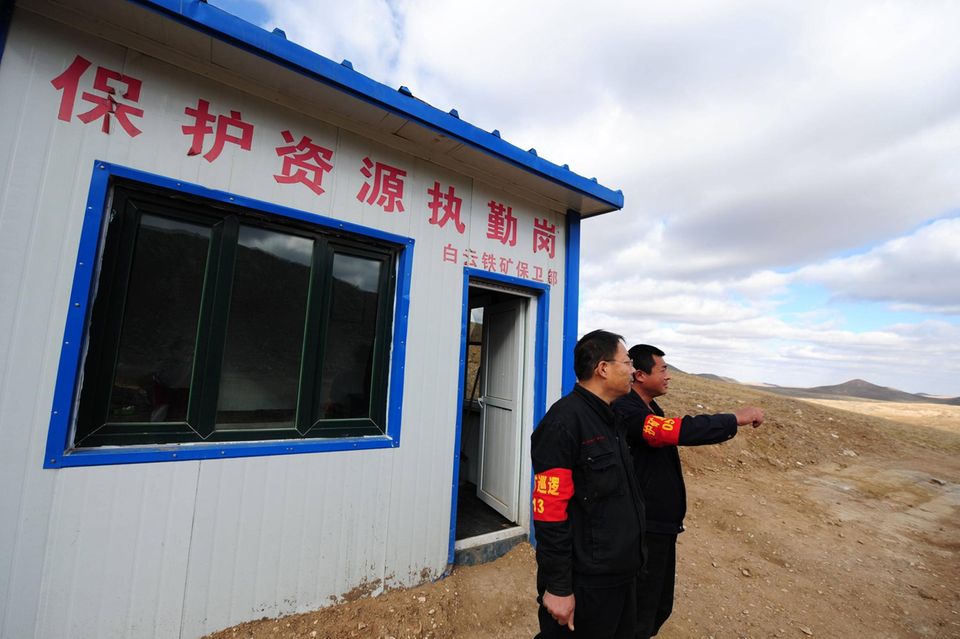 Bei einigen seltenen Erden ist Deutschland noch stärker auf Lieferungen aus China angewiesen. „So wurden die Metalle Scandium und Yttrium von Januar bis November 2022 zu 94,4 Prozent aus China importiert“, hieß es bei Destatis. „Verbindungen von Lanthan, Neodym, Praseodym und Samarium, die mengenmäßig einen großen Anteil an den importierten seltenen Erden ausmachen, kamen zu 75,4 Prozent aus China.“