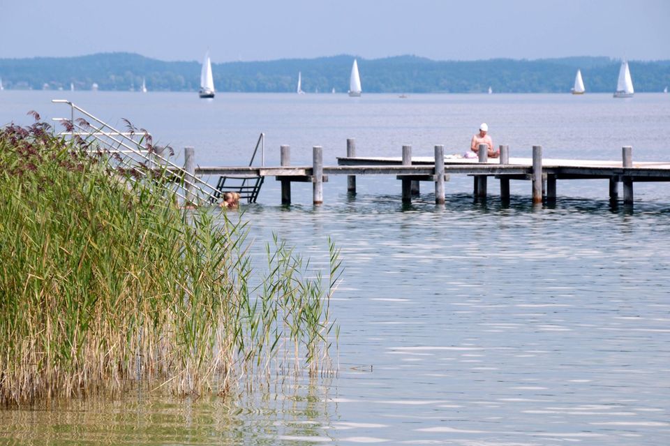 Deutschland kam unter den 50 analysierten Urlaubsländern auf Platz 41 und wurde damit zum zehntsichersten Staat für Reisende gekürt. Eine glatte Eins vergab der Versicherer für die vergleichsweise geringe Zahl an Verkehrstoten (3,8 je 100.000 Einwohner) und von tödlichen, übertragbaren Krankheiten. Am schlechtesten schnitt die Bundesrepublik mit einer Zwei bei den Hygienebedingungen ab. Sie schnitt mit insgesamt minus 73 Punkten vor dem Vereinigten Königreich, Spanien und Portugal ab. Null Punkte wären in dem Ranking das Idealergebnis gewesen.