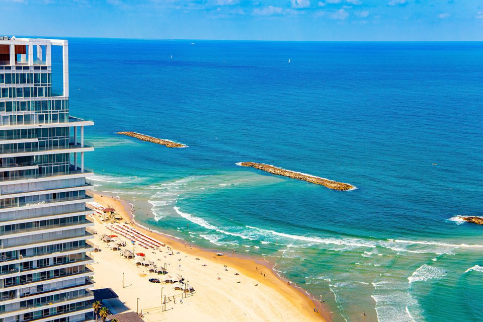 #5 Israel Vielleicht etwas überraschend, aber: The Swiftest kürte Israel zu einem der sichersten Länder für Urlauber weltweit. Es erhielt mit minus 60 Punkten eine glatte Eins. Null Vergiftungstote bedeuteten in dieser Kategorie eine Eins plus. Mit einer Zwei wurden hingegen die Verkehrstoten und die Gefahr durch Naturkatastrophen bewertet.