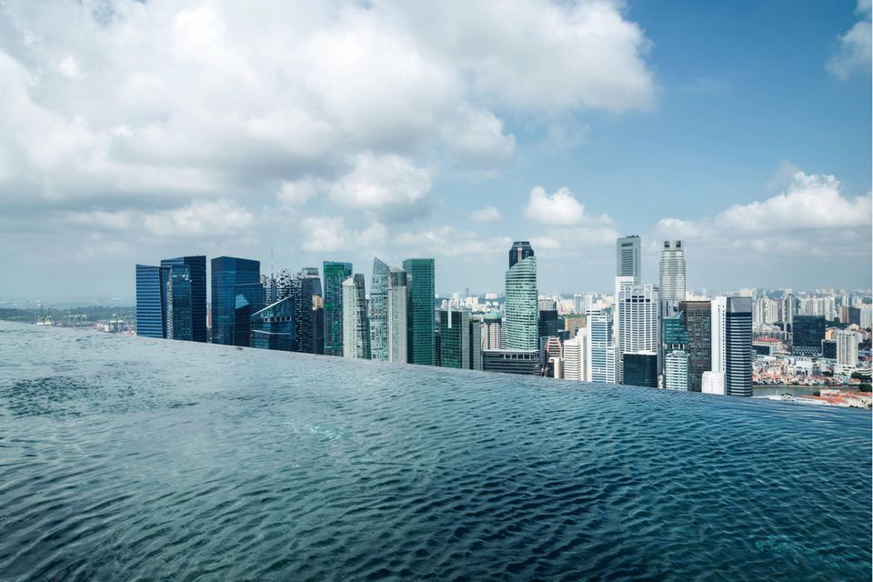 #1 Singapur Singapur landete im Index der gefährlichsten Länder für Urlauber auf dem letzten Platz. Der Abstand zu Dänemark auf Platz zwei war mit minus 43 Punkten enorm. Die Versicherung vergab in gleich fünf Kategorien die Bestnote Eins plus. Hier spiegelt sich auch das harte Durchgreifen von Polizei und Justiz in dem Stadtstaat wider. In Singapur wird weiterhin die Todesstrafe verhängt. Über den Stand von Menschenrechten sagt die Statistik nur wenig aus.