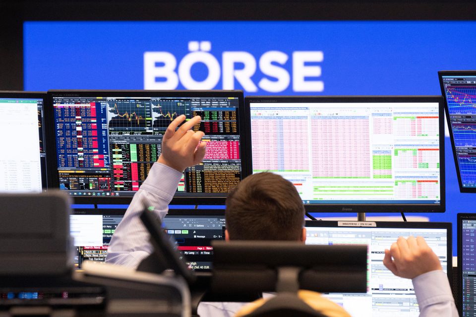 Ein Börsenhändler beobachtet an der Deutschen Börse in Frankfurt die Kursentwicklung